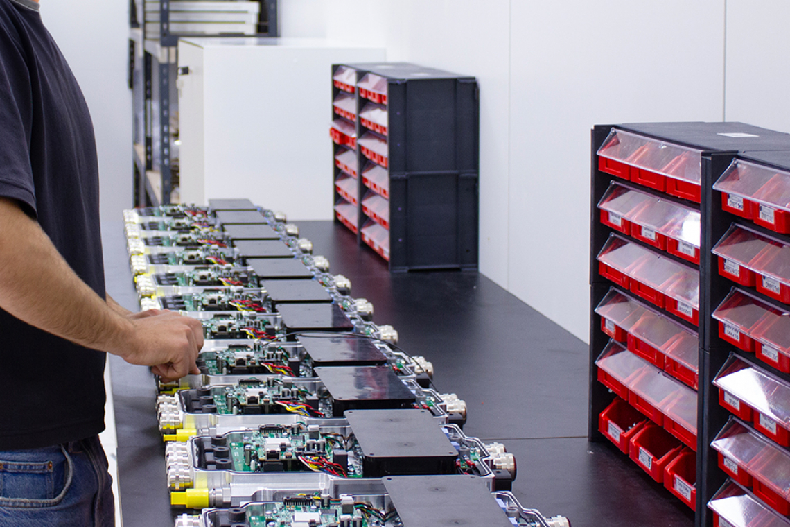 Montage der Wechselrichter bei NX Technologies (Bild: NX Technologies)